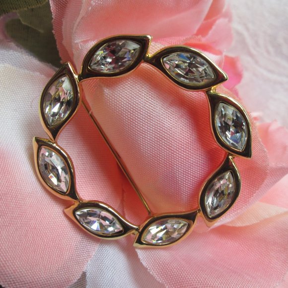 💕 MONET GOLD ROUND SWARVORSKI CRYSTAL LEAF BROOCH – VINTAGE 💕 - Picture 8 of 13